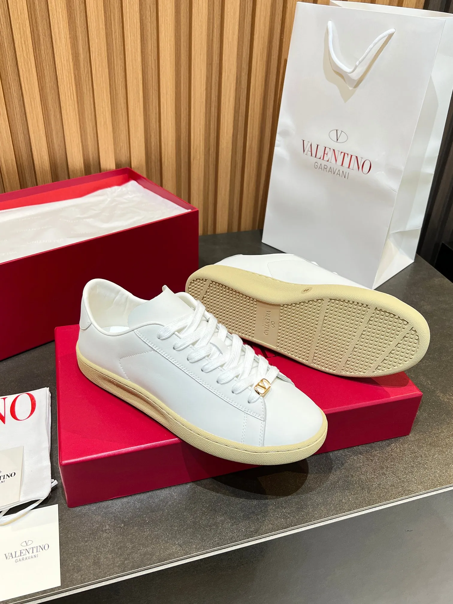 [Valentino] P: 640💰 Couple style, size: women 35-40▪️men 39-44 (45. Customized) Valentino VLTN casual shoes 2025 latest moral training shoes I can't put it down. Seiko details of cowhide sneakers, retro fashion, simple and advanced, casual matching. 1:1 restoration! Top luxury masterpiece, lace-up design, soft and comfortable imported calfskin brings excellent and elegant texture and excellent foot comfort. Top purchasing version upper: imported calfskin surface/original oil edge process + printing process. Inner lining: water-dyed cowhide lining. Outsole: original development 𝐓𝐏𝐔 two-color combination outsole. Packaging: full package with original configuration.